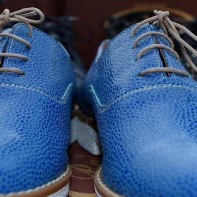 Des chaussures en jean
