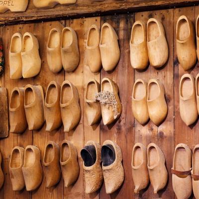 Des paires de pantoufles