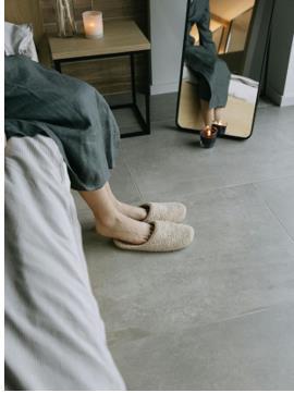 Des chaussons portés à la maison à la maison