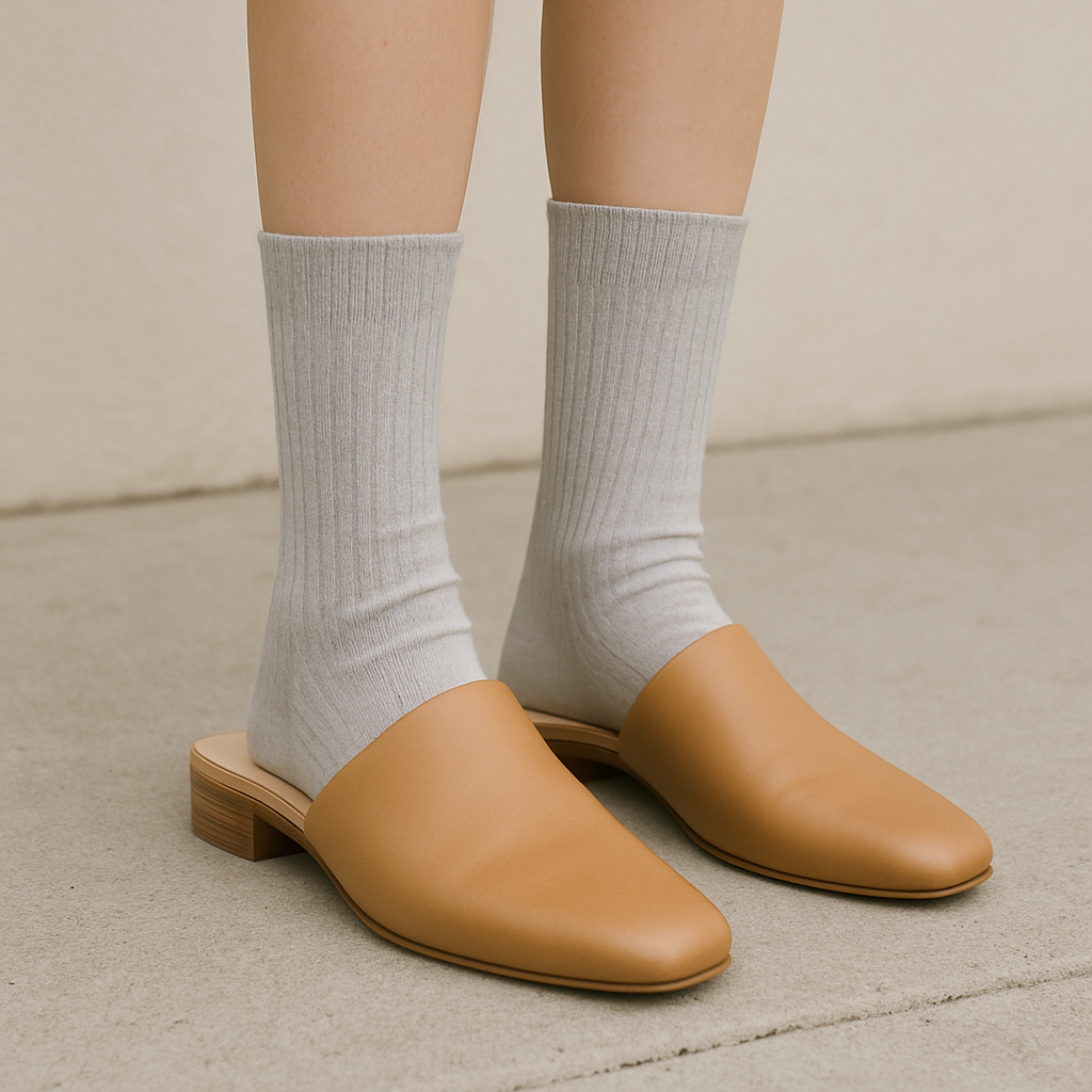 Illustration de mules portées avec des chaussettes