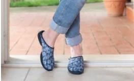 Des mules imprimées portées avec un jean