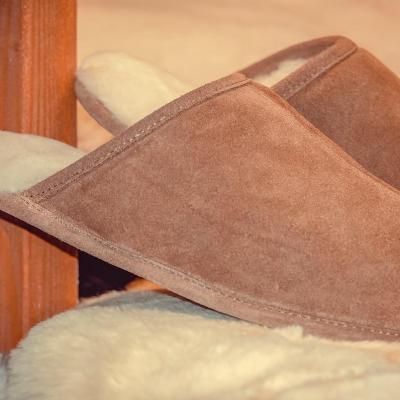 Une paire de chaussons en peau de mouton