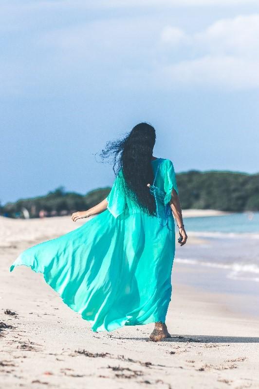 Une femme portant une robe fluide